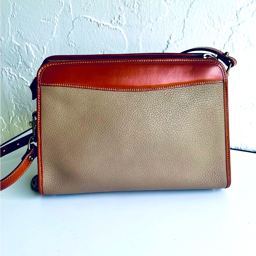 ♦️HOST PICK♦️VINTAGE DOONEY AND BOURKE SHOULDER BAG CRÈME WITH TAN TRIM - Picture 16 of 16